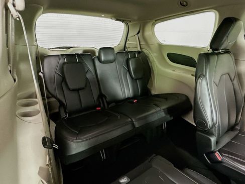 Certified 2024 Chrysler Pacifica Touring-L image 37