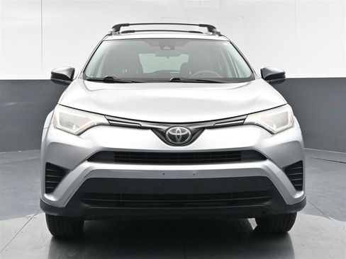Used 2018 Toyota RAV4 LE FWD image 2