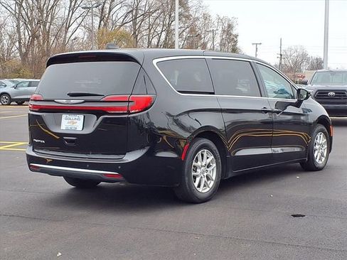 Used 2024 Chrysler Pacifica Touring-L image 2