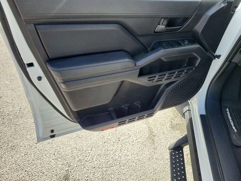 Used 2025 Toyota Tacoma SR image 19