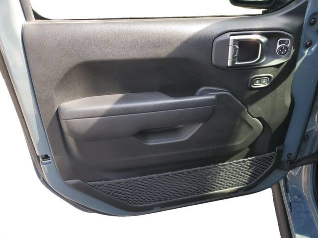 Used 2025 Jeep Gladiator Mojave w/ Convenience Group AWD/4WD image 12