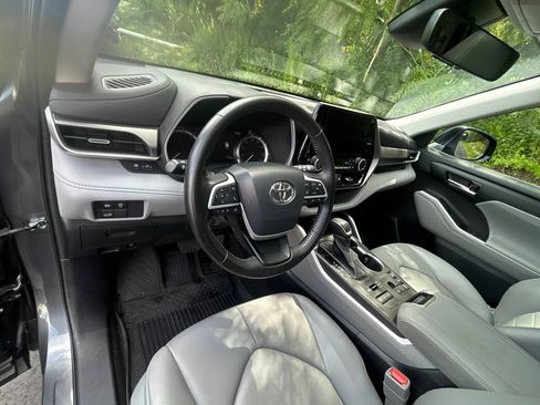 Used 2023 Toyota Highlander XLE AWD/4WD image 9