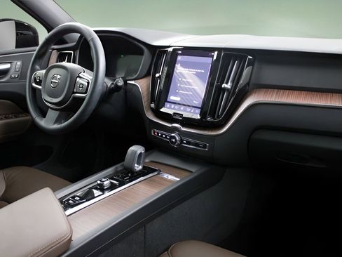Certified 2025 Volvo XC60 B5 Plus w/ Protection Package Premier AWD/4WD image 19