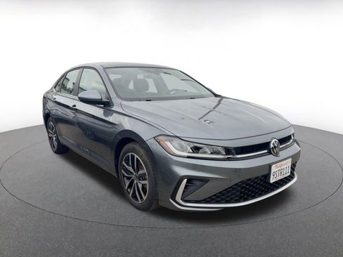 Used 2025 Volkswagen Jetta SE image 2