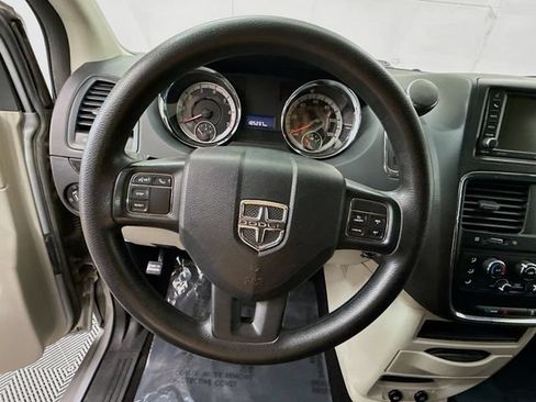 Used 2018 Dodge Grand Caravan SE w/ UConnect Hands-Free Group FWD image 11