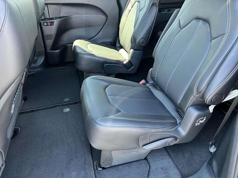 New 2025 Chrysler Pacifica Select FWD image 26