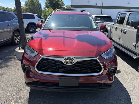 Used 2023 Toyota Highlander XLE AWD/4WD image 3