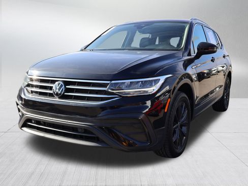 Used 2022 Volkswagen Tiguan SE w/ Panoramic Sunroof Package image 3
