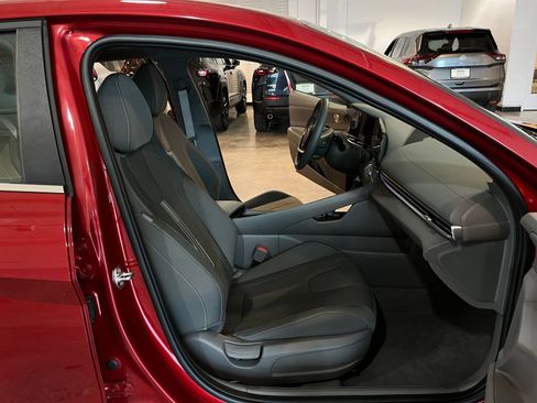 Used 2025 Hyundai Elantra SEL image 37