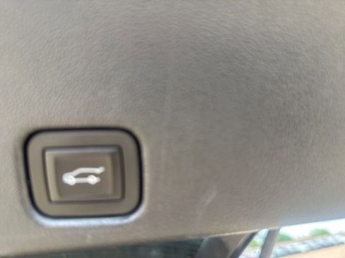 Used 2025 Chevrolet Traverse LT image 34