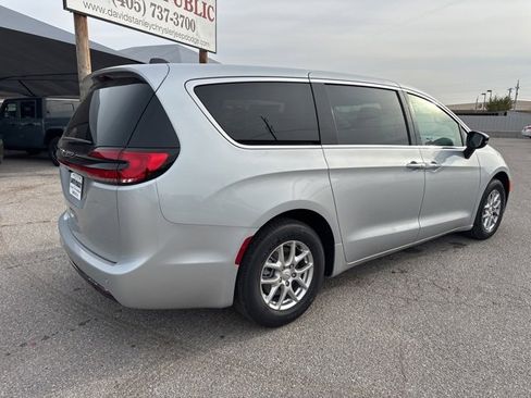 New 2026 Chrysler Pacifica Select image 6