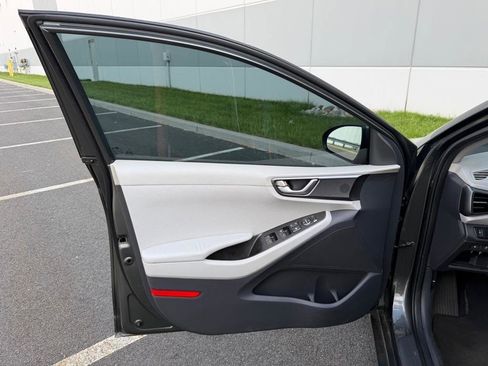 Used 2020 Hyundai Ioniq SE FWD image 27