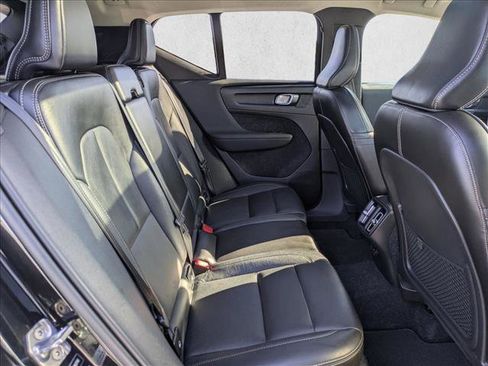Used 2019 Volvo XC40 T4 Inscription image 21