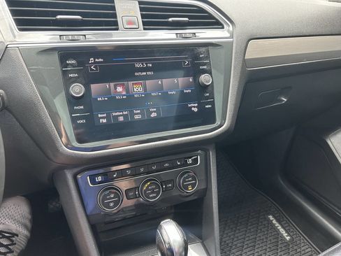 Used 2020 Volkswagen Tiguan SE w/ Panoramic Sunroof Package image 28