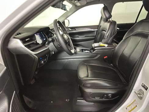 Used 2023 Jeep Grand Cherokee 4WD 4xe w/ Luxury Tech Group II image 13