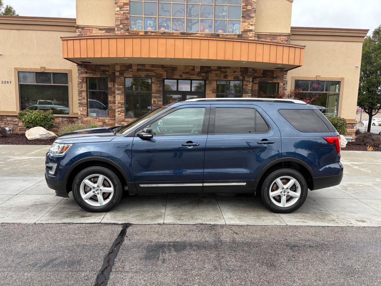 Used 2016 Ford Explorer XLT w/ Equipment Group 202A AWD/4WD image 2
