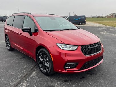 New 2026 Chrysler Pacifica Select w/ S Appearance Package