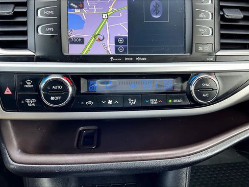 Used 2019 Toyota Highlander XLE image 27