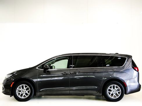 Used 2023 Chrysler Pacifica Touring-L FWD image 5