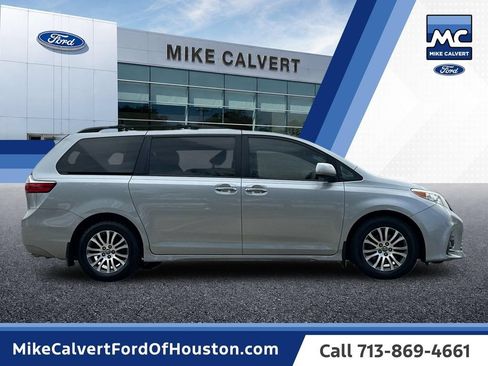 Used 2018 Toyota Sienna XLE w/ XLE Navigation Package FWD image 6