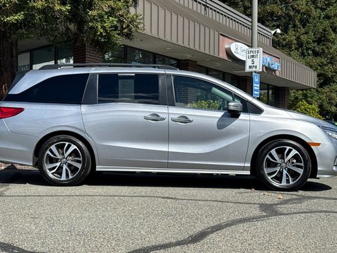 Used 2023 Honda Odyssey Touring image 3