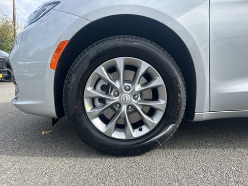 New 2026 Chrysler Pacifica Select image 7