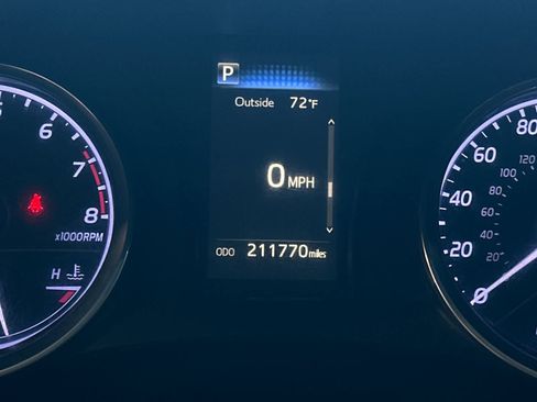 Used 2018 Toyota Camry SE w/ Moonroof Package FWD image 24