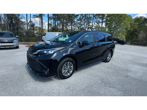 Used 2025 Toyota Sienna XLE image 4