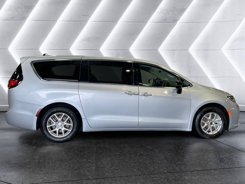 Used 2024 Chrysler Pacifica Touring-L FWD image 7