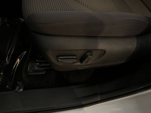 Used 2025 Toyota Highlander LE FWD image 18