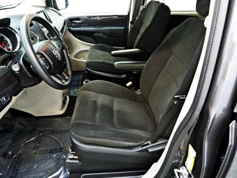 Used 2018 Dodge Grand Caravan SE w/ UConnect Hands-Free Group FWD image 8