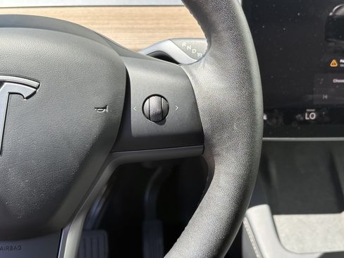 Used 2024 Tesla Model Y 2WD image 18