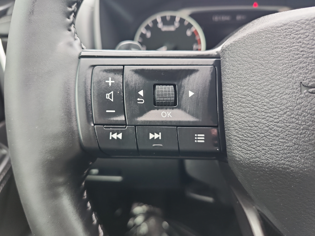 Used 2025 Nissan Rogue SV w/ SV Premium Package FWD image 30