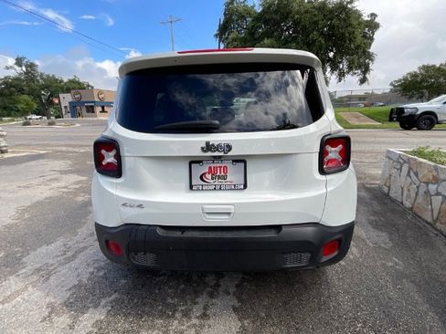 Used 2023 Jeep Renegade Latitude AWD/4WD image 5