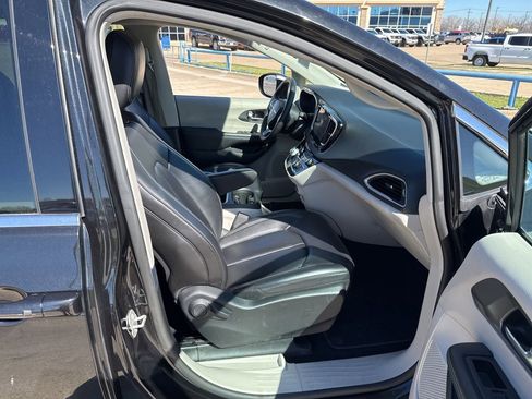 Used 2023 Chrysler Pacifica Touring-L image 14