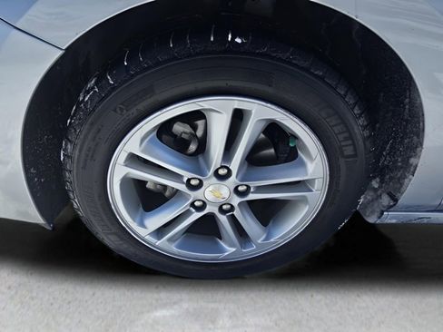 Used 2017 Chevrolet Cruze LT image 9
