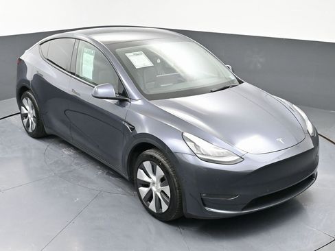 Used 2022 Tesla Model Y Long Range image 48