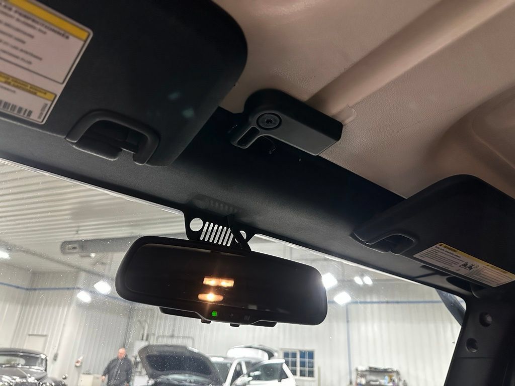Used 2015 Jeep Wrangler Unlimited Sahara w/ Connectivity Group AWD/4WD image 18