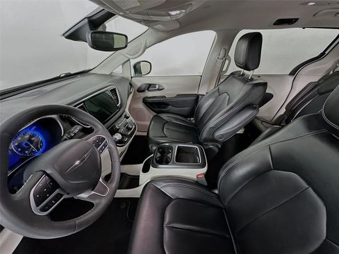 Used 2023 Chrysler Pacifica Touring-L FWD image 5