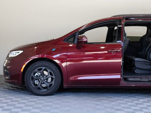 Used 2021 Chrysler Pacifica Limited w/ Uconnect Theater Family Group FWD image 8