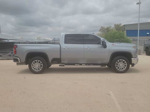Used 2025 Chevrolet Silverado 2500 LTZ w/ LTZ Convenience Package AWD/4WD image 9