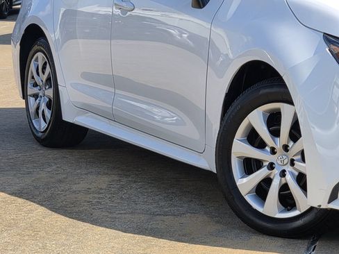 Used 2025 Toyota Corolla LE FWD image 12