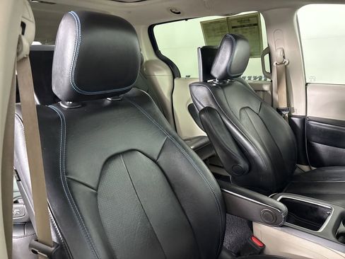 Used 2021 Chrysler Pacifica Touring-L w/ Uconnect Theater Family Group image 29