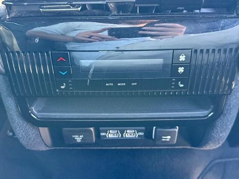 Used 2024 Jeep Wagoneer L Series III w/ Flexible Seating Group AWD/4WD image 23