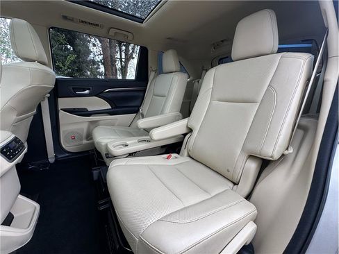 Used 2014 Toyota Highlander Limited Platinum AWD/4WD image 16