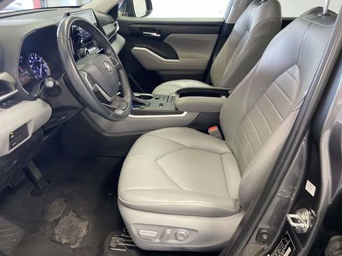 Used 2022 Toyota Highlander XLE image 17