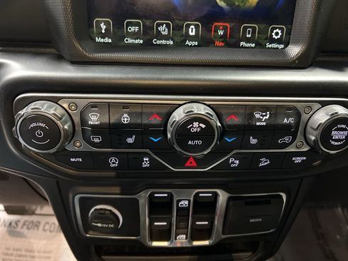 Used 2020 Jeep Wrangler Unlimited Sahara image 32