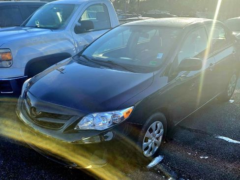 Used 2011 Toyota Corolla LE image 1