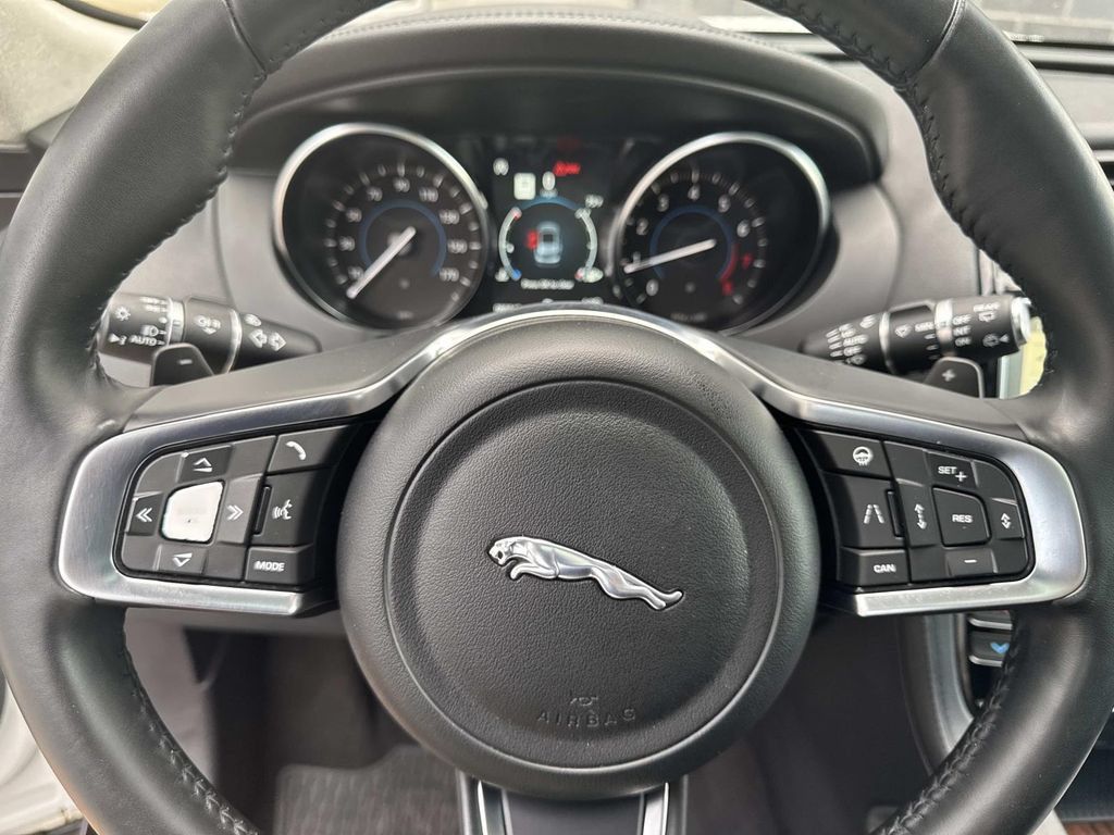 Certified 2020 Jaguar F-PACE Prestige AWD/4WD image 28