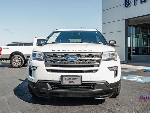 Used 2018 Ford Explorer XLT w/ Equipment Group 202A FWD image 3